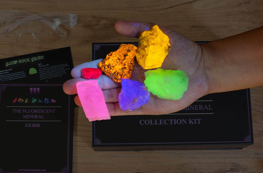 Mineral kit with 6 Fluorescent Minerals Handpicked for their bright glow and quality. This kit comes with ruby, opal, sodalite, wernerite, fluorite, calcite. This kit also comes with a 365nm Filtered Longwave UV Flashlight